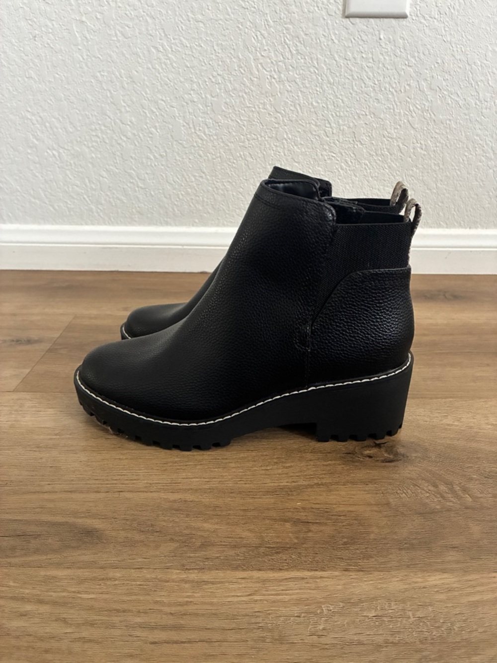 Universal Thread Black Platform Chelsea Boots Lug Sole Chunky Ankle Boots Women - Picture 4 of 10